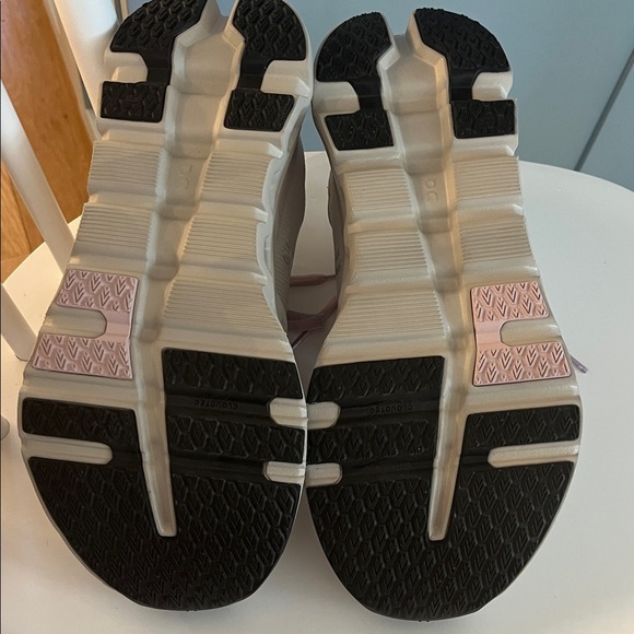 LIKE NEW: On Cloud Cloudrunner 2 Women's Sneakers in Silver and Mauve - Picture 6 of 9